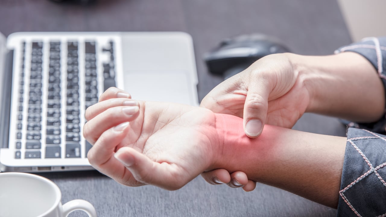 Síndrome del túnel carpiano, manos, dolor en las muñecas de la mano, artritis, dolores articulares