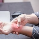 Síndrome del túnel carpiano, manos, dolor en las muñecas de la mano, artritis, dolores articulares