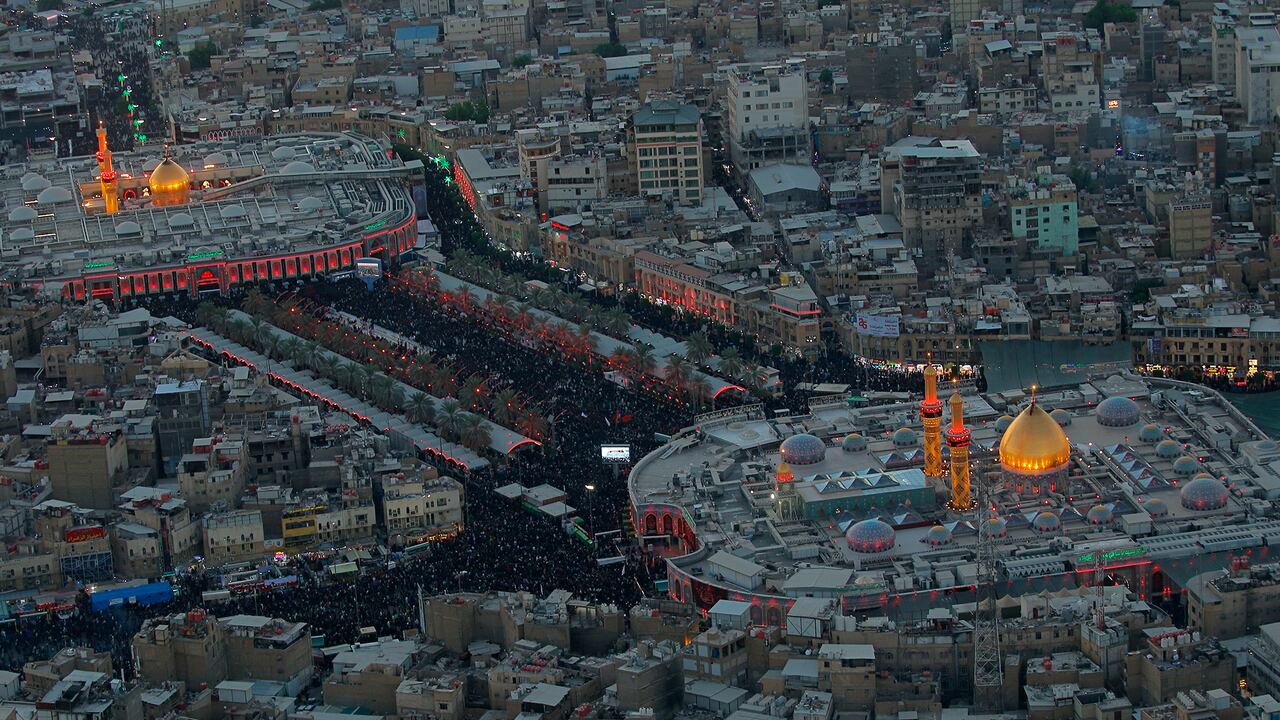 Esta foto aérea muestra a peregrinos chiítas reunidos entre los santuarios sagrados del Imam Hussein y el Imam Abbas para el festival Arbaeen Shiite en Karbala, Irak, el lunes 27 de septiembre de 2021.