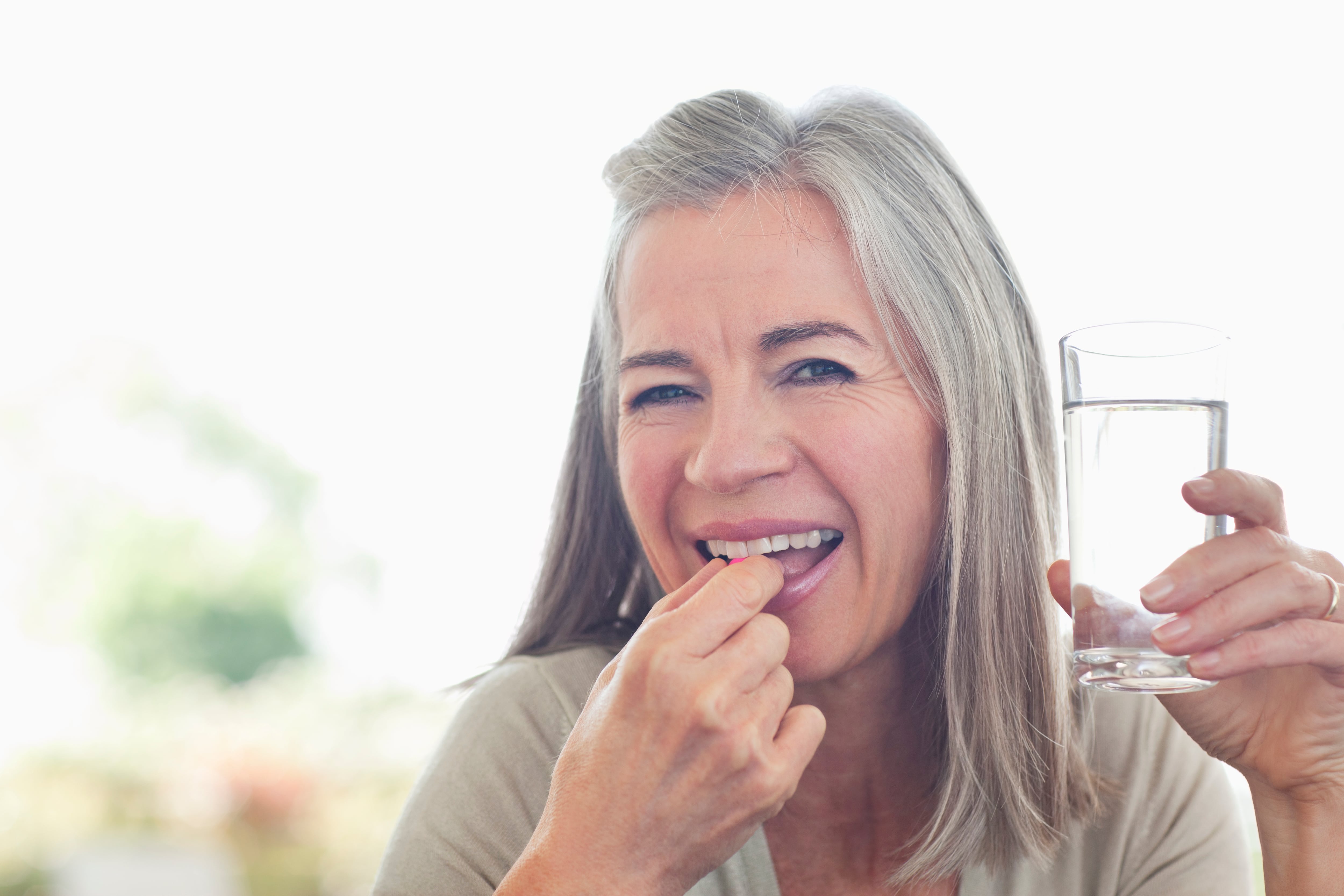 Mujer tomando vitaminas