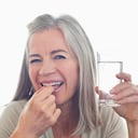 Mujer tomando vitaminas