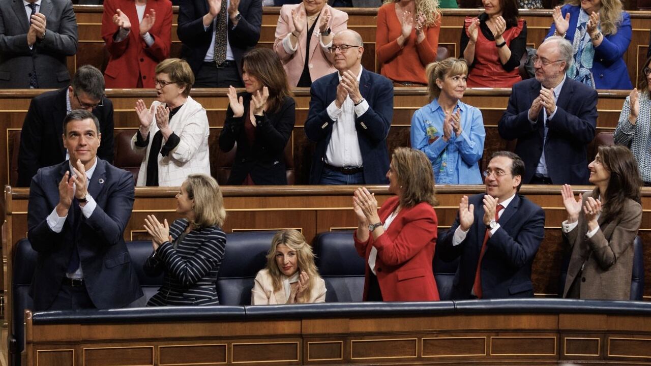 El presidente de España, Pedro Sánchez (I) es felicitado por el Congreso luego que la moción de censura no prosperara