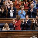 El presidente de España, Pedro Sánchez (I) es felicitado por el Congreso luego que la moción de censura no prosperara