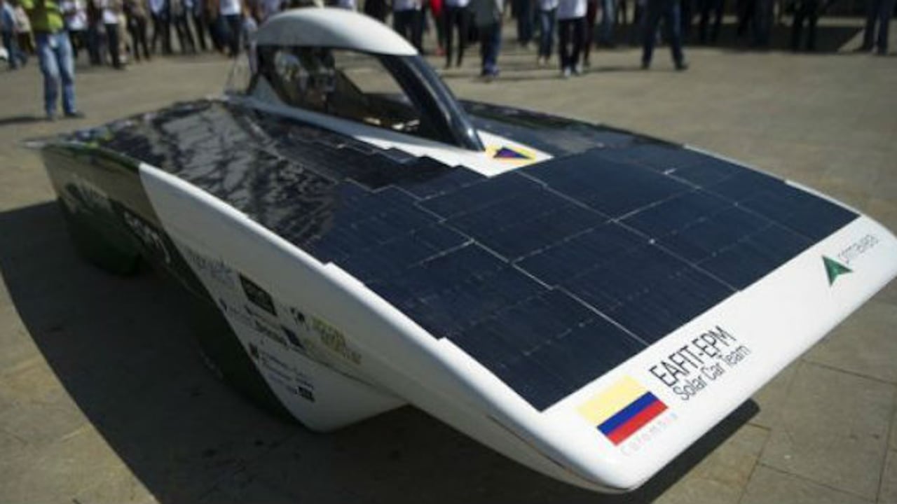 El vehículo de energía solar "Primavera" en su presentación en Medellín el 12 de agosto.