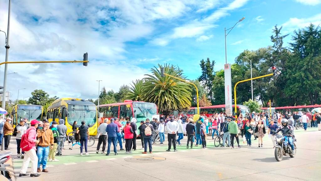 Manifestantes bloquean la Avenida Suba en Bogotá