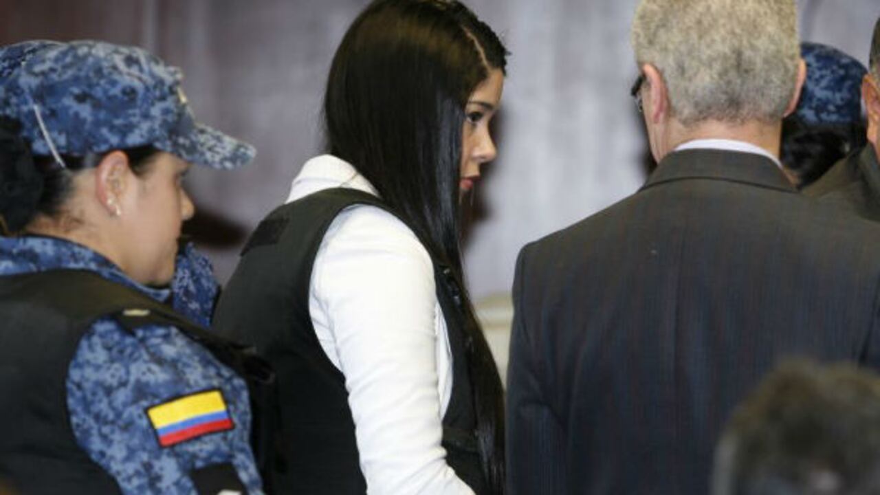 Jessi Quintero llega con un chaleco antibalas del INPEC a la reanudación de la audiencia en el caso de la muerte de Luis Andres Colmenares.