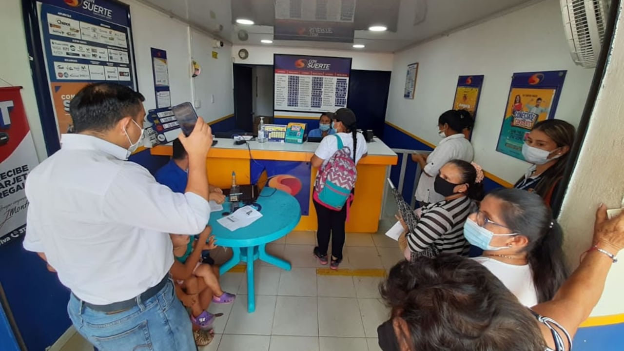 Fila para reclamar el giro de Ingreso solidario. -Foto: Cortesia DPS