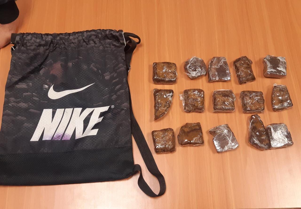 En una mochila de color negro llevaba 15 brownies rellenos de marihuana