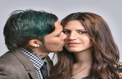 “Al principio mi papá me rechazaba, pero hoy se siente orgulloso y me ama profundamente”.  Johanna Pérez, de 20 años, cambió el sexo de su cédula el primer día que  se permitió hacer ese trámite.  Su novio Leonardo Delgado la felicita horas después de ese momento. 