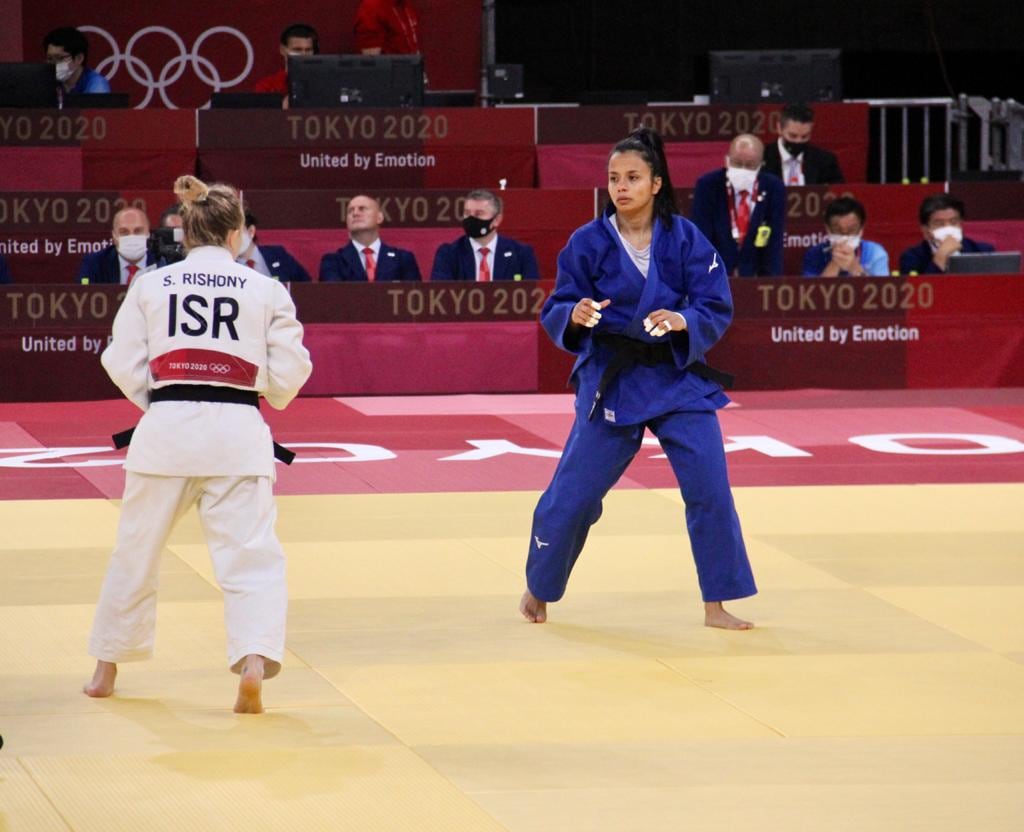 Luz Adiela Álvarez (azul), judoca colombiana.