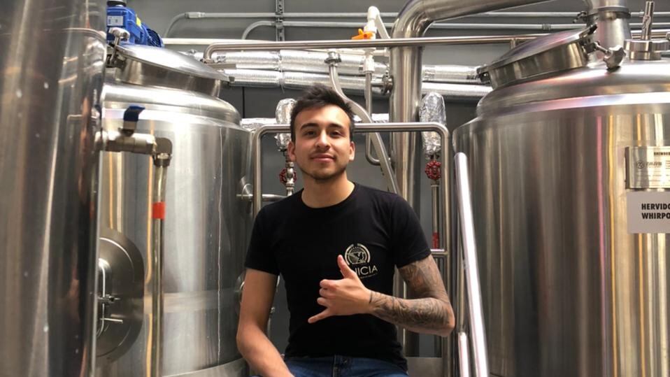 Nicolás Ramírez Osma junto a silos de cerveza.