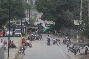 Bloqueos en el sector del Barrio El Palenque, en la via que comunica Bucaramanga con el Aeropuerto Internacional Palonegro, también se bloquea la zona industrial y se restringe la movilidad de cerca de 250 mil habitantes que viven en el municipio de Girón, Norte de Santander