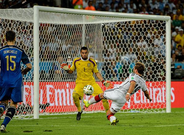 El momento en que Mario Götze batió el arco de Sergio Romero en la final de Brasil 2014, sellando el triunfo con que su equipo se coronó campeón del Mundial.