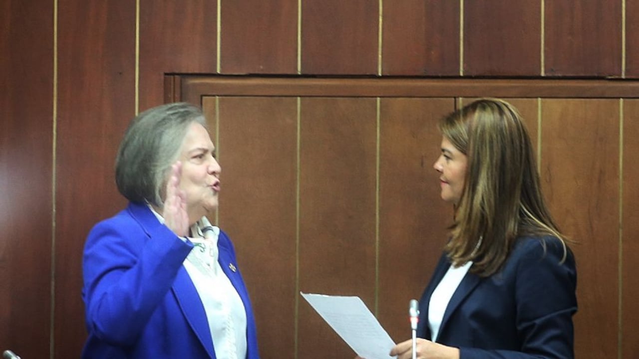 Clara López, electa como presidenta de la comisión tercera del Senado.