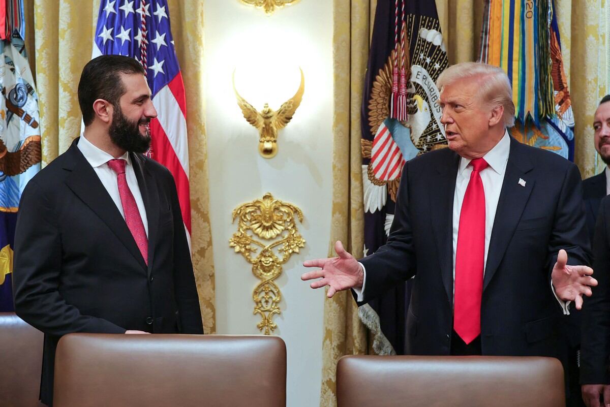 Ahmed al-Sharaa junto a Donald Trump en la Casa Blanca.