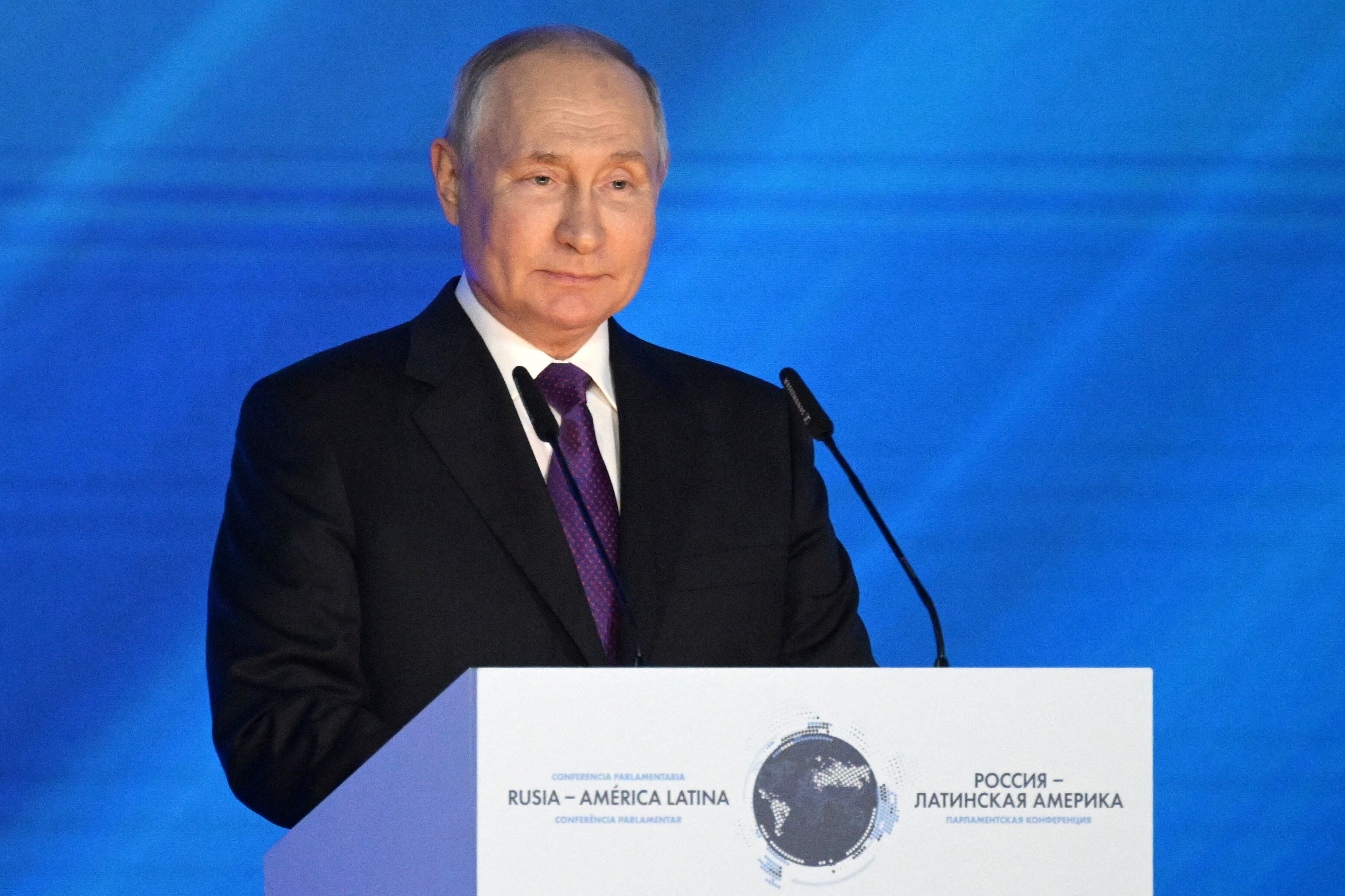 El presidente ruso Vladimir Putin pronuncia un discurso durante la inauguración de la conferencia parlamentaria internacional Rusia-América Latina en el Salón del Pilar de la Cámara de los Sindicatos en Moscú, Rusia, el 29 de septiembre de 2023.