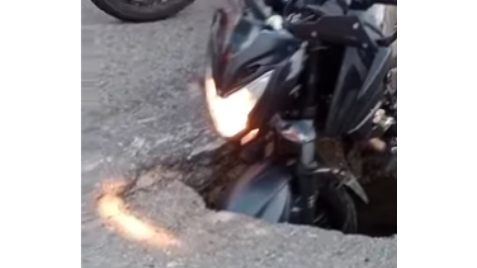 Moto terminó en un hueco en Medellín.