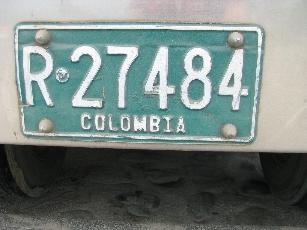 La presencia de una placa verde en un vehículo colombiano va más allá de la simple elección de color.