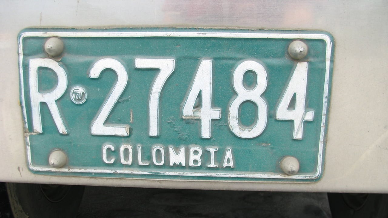 En particular, la placa verde ha intrigado a conductores y peatones, suscitando preguntas sobre su verdadero significado.