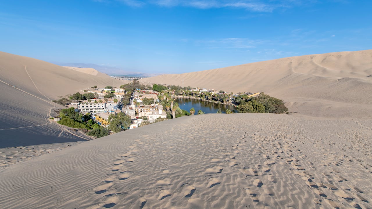 El pueblo oasis del desierto de Huacachina en Perú, visto desde lo alto de las dunas de arena