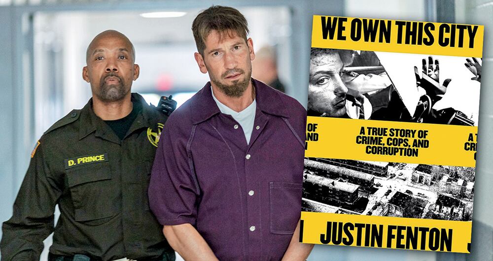 Jon Bernthal interpreta al megalómano Wayne Jenkins, un agente que creció en medio de la corrupción y que no pudo más que enseñarla y aplicarla en su quehacer. La reportería fue publicada en el diario The Baltimore Sun, y luego el periodista Justin Fenton sacó un libro entero. 