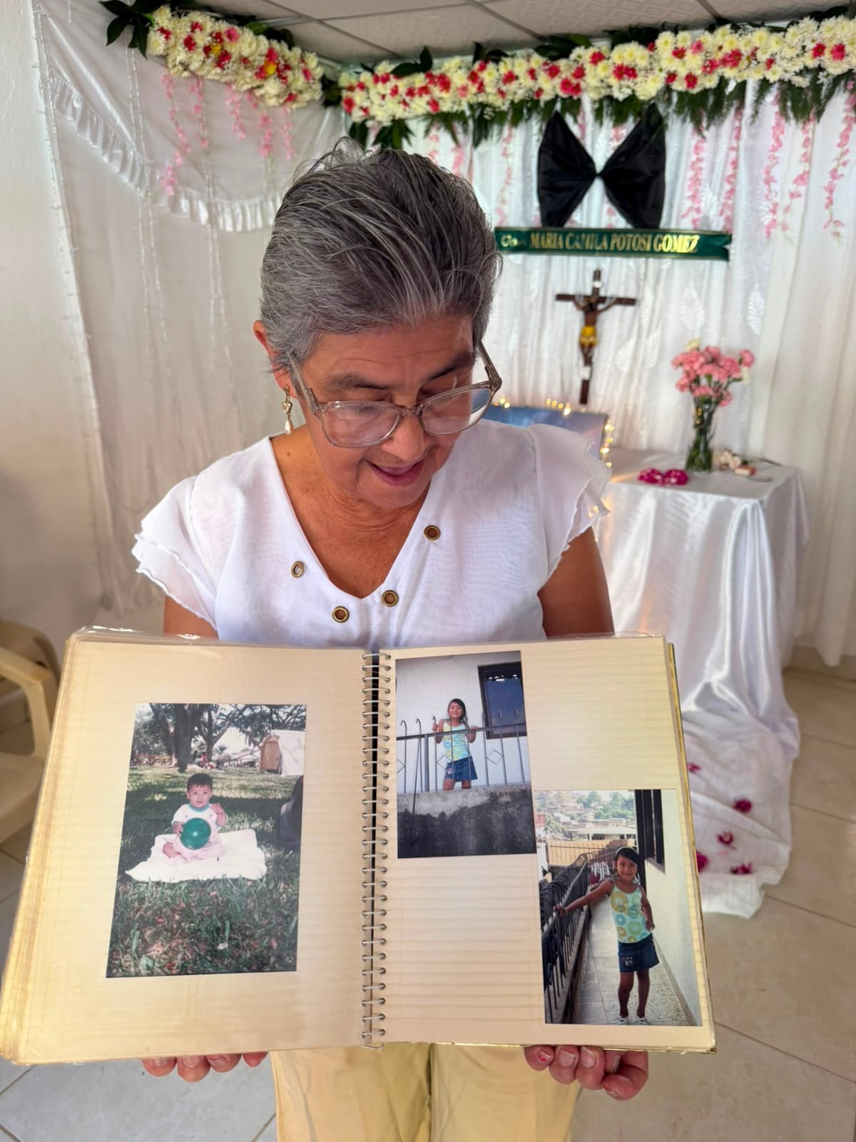 María Reina Gómez con las fotos de su nieta, María Camila Potosí