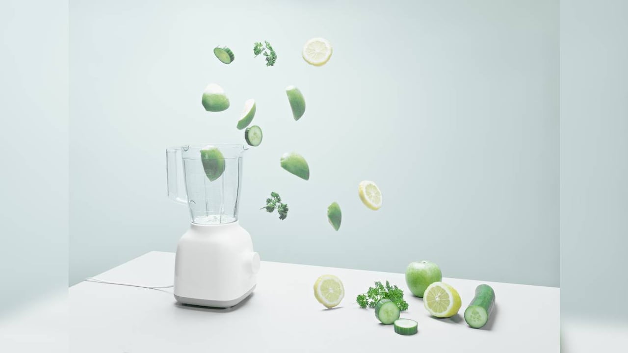 El agua con pepino y limón aporta vitaminas y minerales que ayudan a controlar el hambre y también hidratan el cuerpo. Foto: Getty Images.