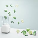 El agua con pepino y limón aporta vitaminas y minerales que ayudan a controlar el hambre y también hidratan el cuerpo. Foto: Getty Images.