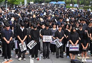 Profesores surcoreanos salen a la calle para exigir medidas de prevención de suicidios entre los docentes. (Photo by Jung Yeon-je / AFP)
