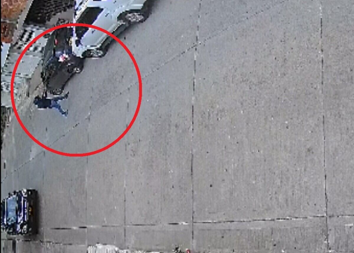 El delincuente amenazó a la víctima con un arma de fuego.