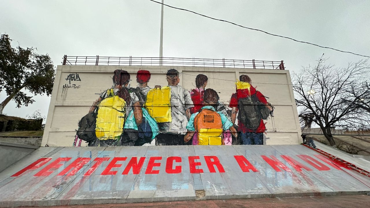 El artista colombiano Alejandro Alegüe pintó un mural en la frontera entre México y Estados Unidos para honrar la vida de los migrantes que esperan atravesar ese paso fronterizo.