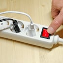 Es recomendable desconectar los electrodomésticos al salir de viaje por varias razones importantes.