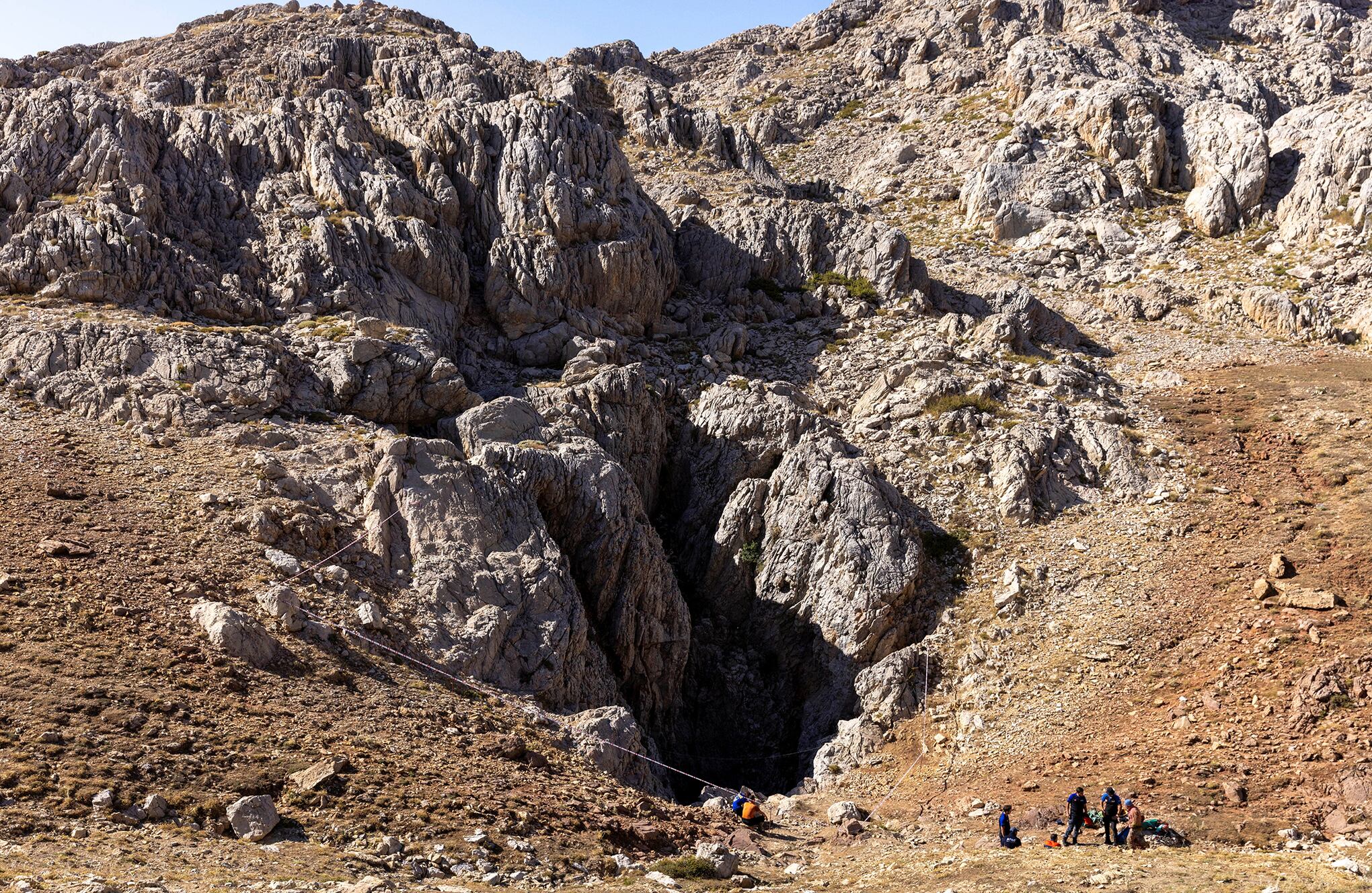 En imágenes : Espeleólogo estadounidense rescatado de una cueva a 1.000 metros de profundidad.