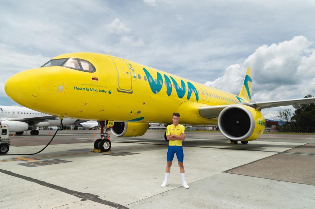 Rigoberto Urán, ciclista colombiano, y detrás suyo un avión de la aerolínea Air