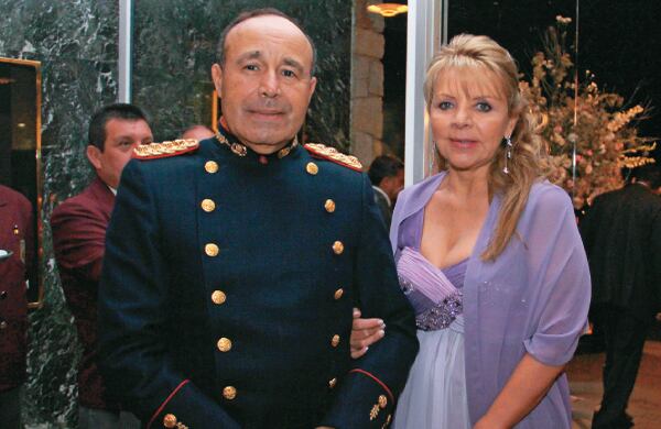 El comandante de las Fuerzas Militares, general Alejandro Navas, y su esposa Jana. 
