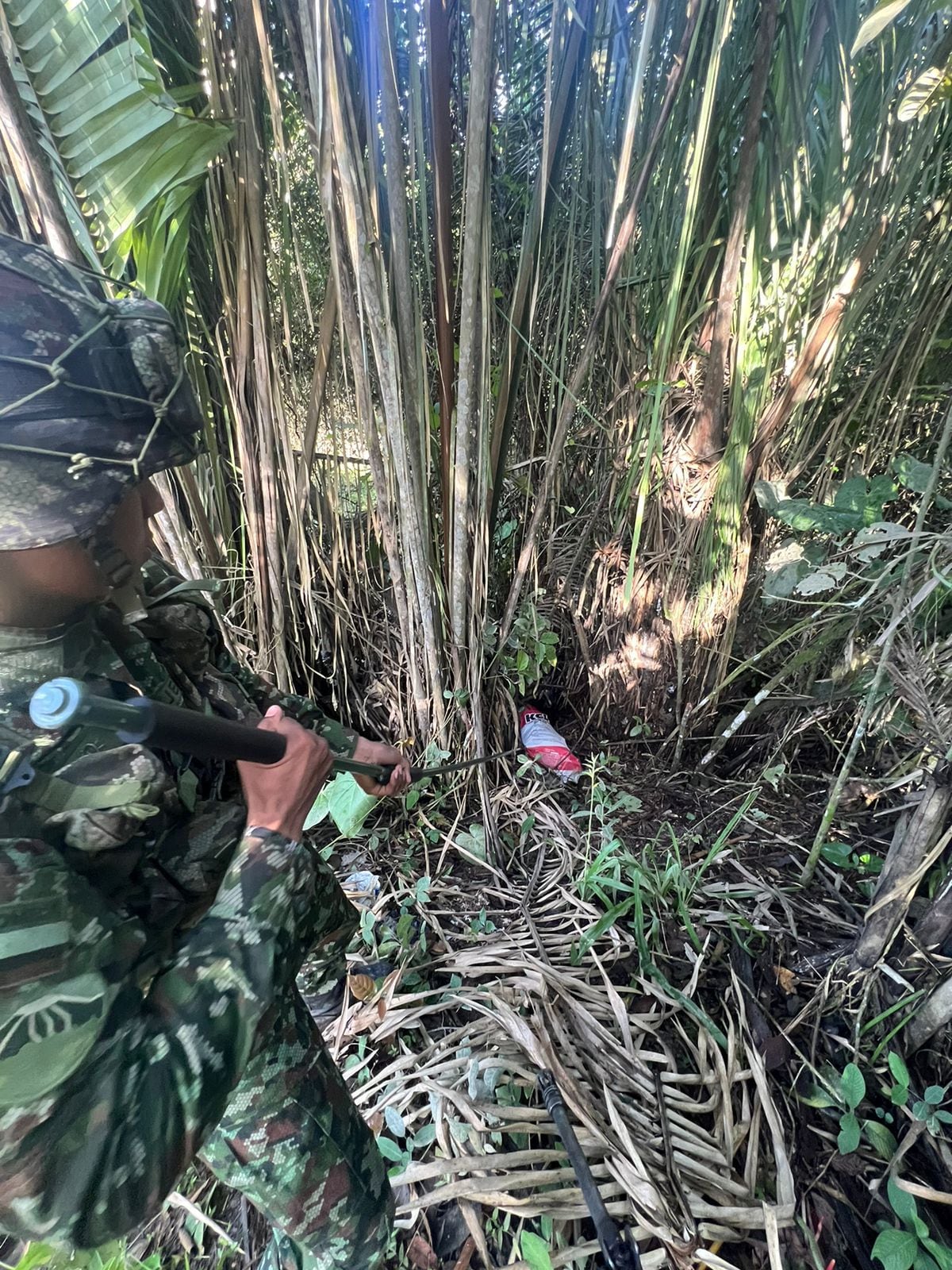 Soldados ubican explosivos en medio de una operación militar en el Tolima.