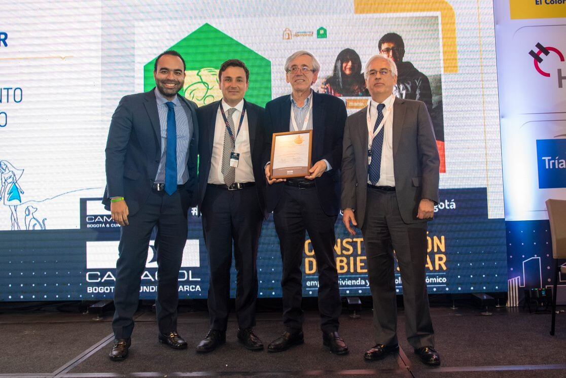 Izquierda a derecha:
Alejandro Tangarife - director Movilización y Creación de Valor Compartido de Constructora Bolívar 
Alejandro Callejas, gerente de Camacol B&C
Carlos Arango - Representante legal de Constructora Bolívar 
Álvaro Vélez, presidente Junta Directiva Camacol B&C