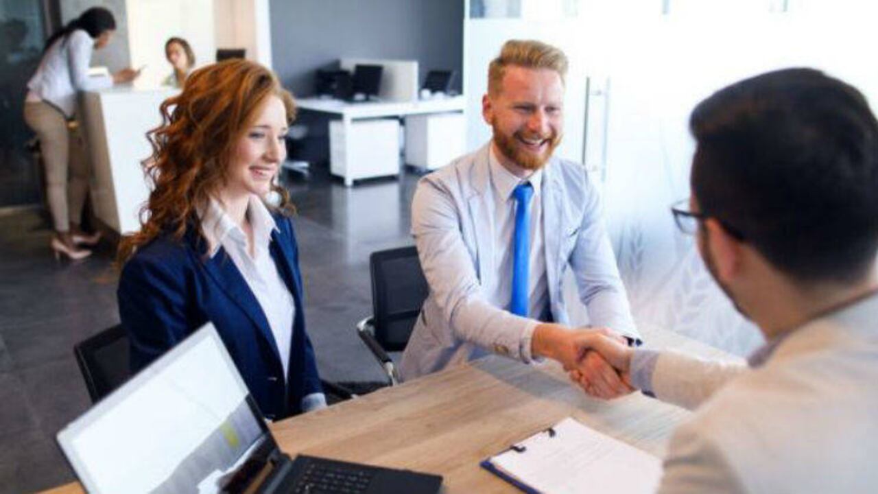 Cuando uno empieza un nuevo trabajo, el empleador tiende a hacer una serie de promesas que no están necesariamente incluidas en el contrato escrito. (Getty Images)