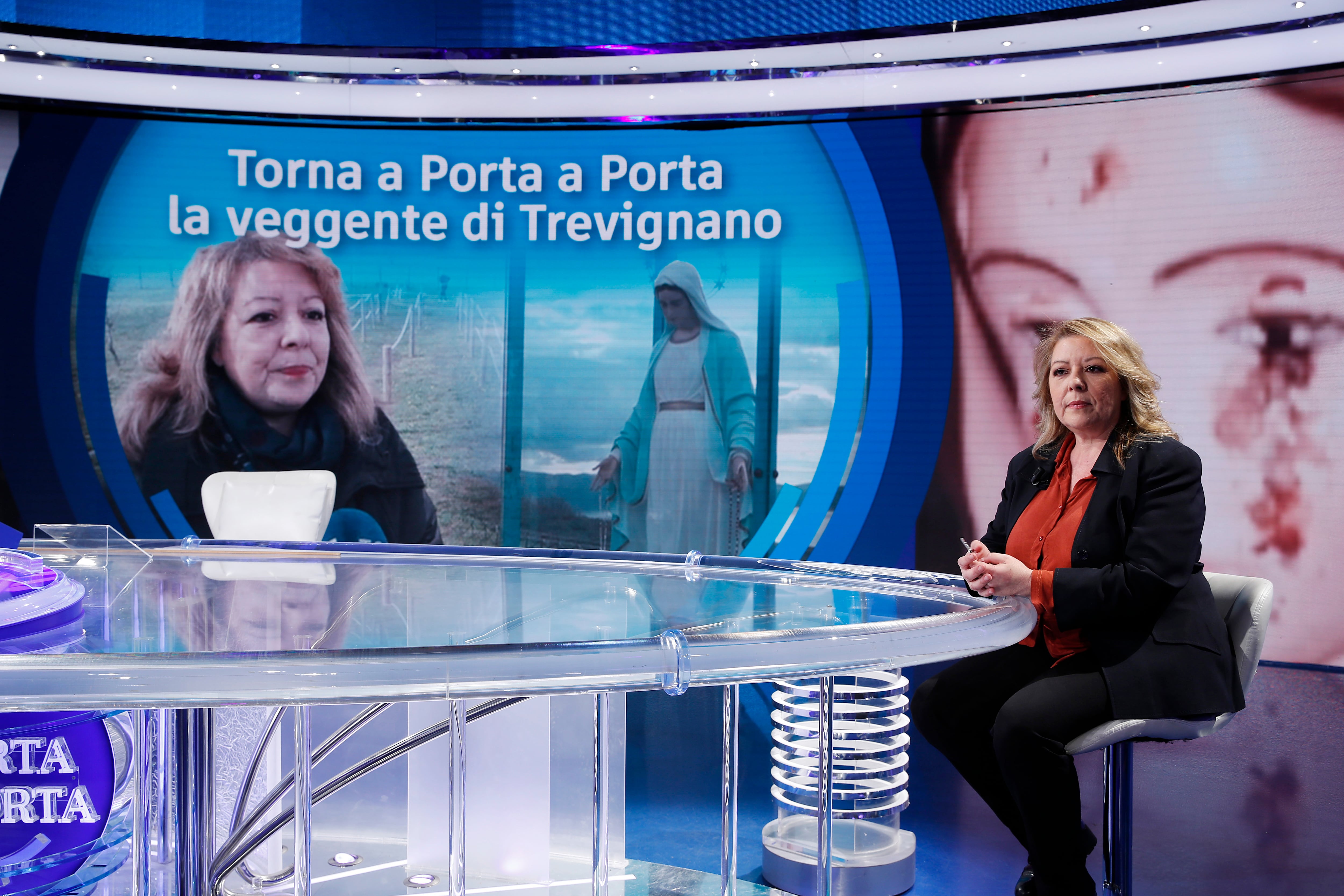 La visionaria de Trevignano, Gisella Cardia, aparece en la transmisión televisiva Porta a Porta en Roma, Italia, el 11 de mayo de 2023. (Foto de Massimo Di Vita/Archivio Massimo Di Vita/Mondadori Portfolio vía Getty Images)
