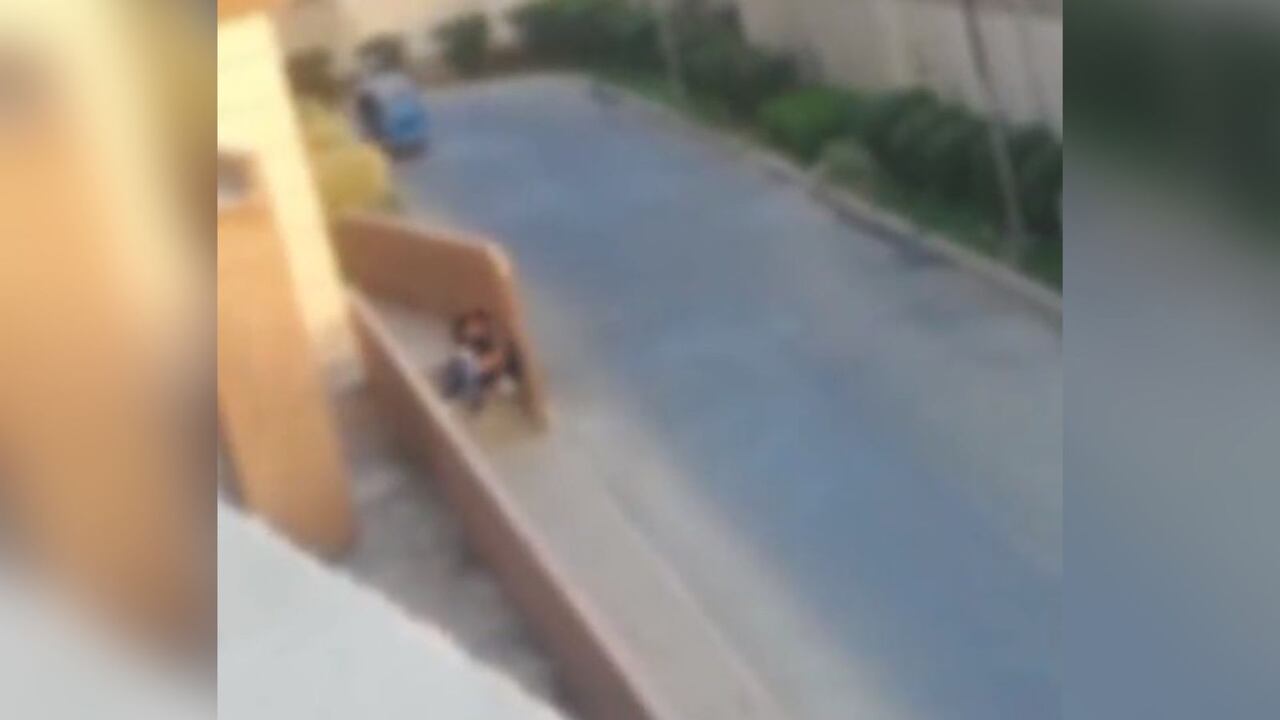 La pareja fue grabada desde la parte alta de un edificio.