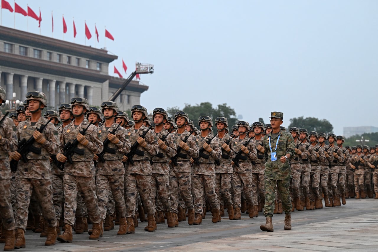 Soldados ensayan antes del desfile militar que conmemora el 80.º aniversario de la victoria sobre Japón y el fin de la Segunda Guerra Mundial, en la Plaza de Tiananmén el 3 de septiembre de 2025 en Pekín, China.