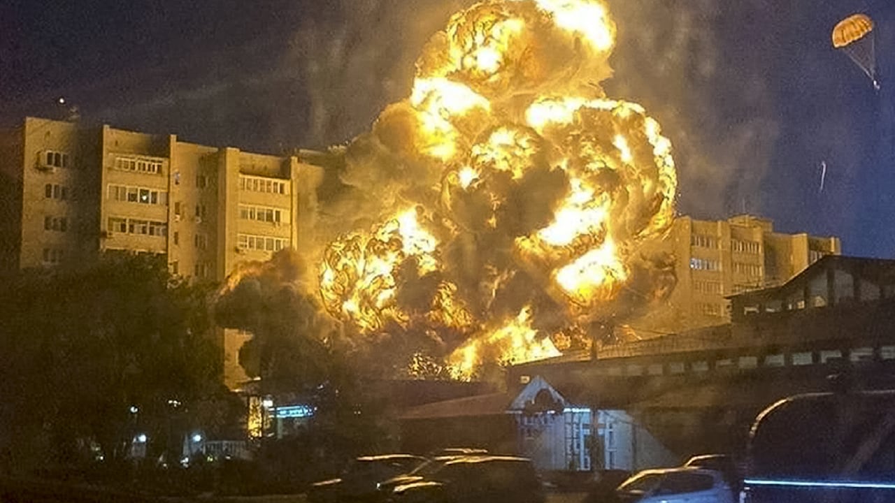 L explosión fue causada por la colisión de un avión militar que se aprestaba a realizar ejercicios militares.