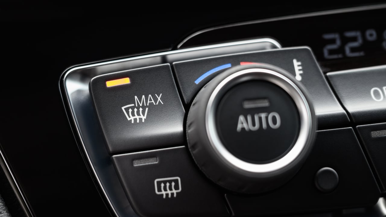 La función Max defroster permite desempañar los cristales de forma rápida.