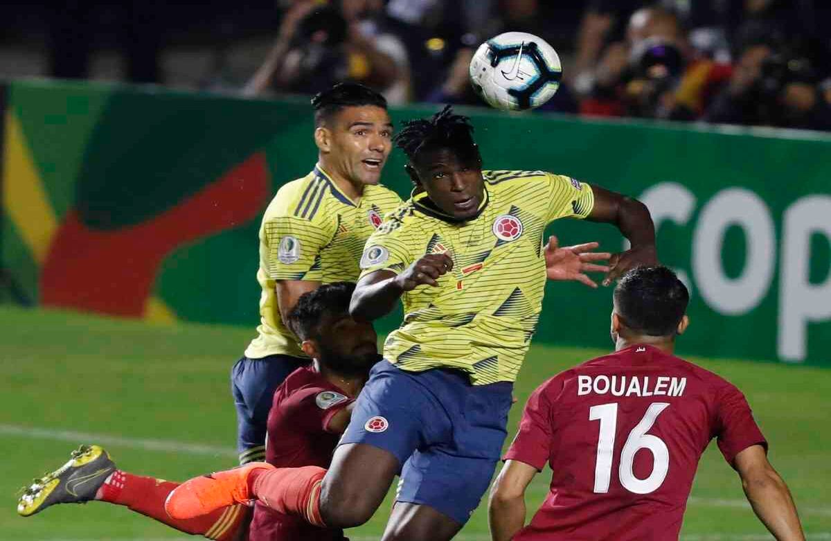 19 de junio - Duván Zapata cabezea la pelota para anotar el único gol del partido en el que Colombia derrotó a Catar por la segunda fecha de la Copa América en Brasil.  FOTO: Nelson Antoine / AP