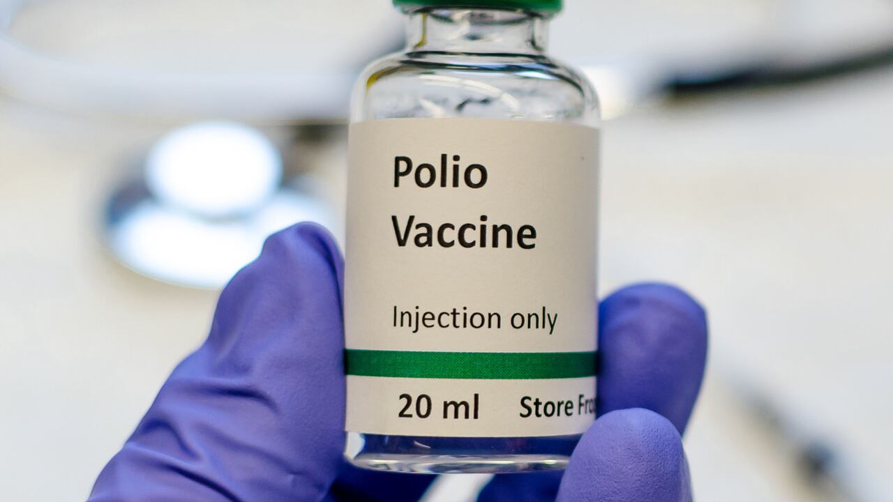 La polio no tiene cura, pero puede prevenirse con la vacunación.