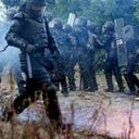 Miembros del Escuadrón Móvil Antidisturbios Esmad se protegen durante la explosión de un artefacto artesanal lanzado por los indígenas durante enfrentamientos.