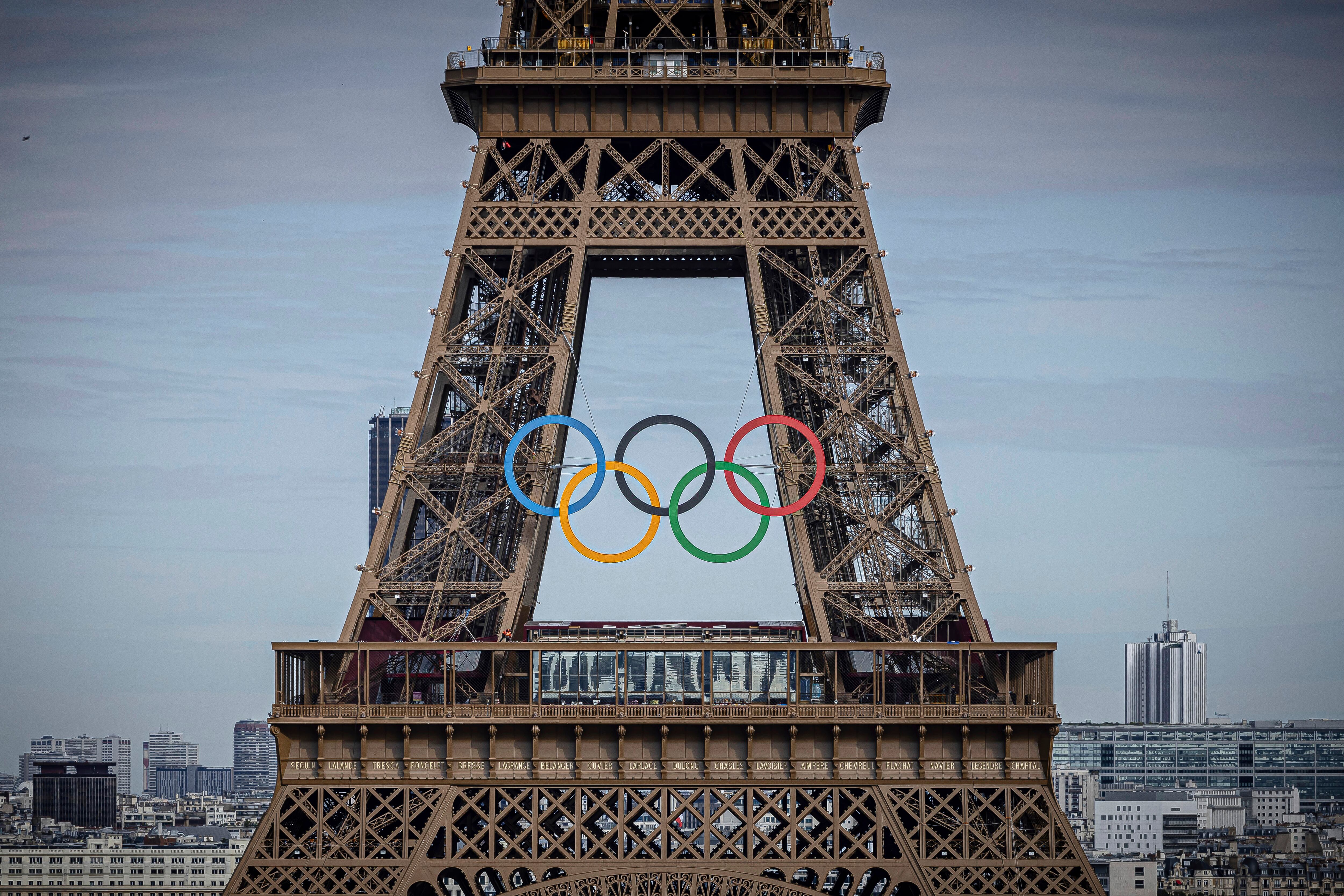 Los anillos olímpicos se ven en la Torre Eiffel, el domingo 14 de julio de 2024, en París. (Foto AP/Aurelien Morissard)