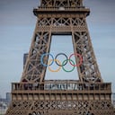 Los anillos olímpicos se ven en la Torre Eiffel, el domingo 14 de julio de 2024, en París. (Foto AP/Aurelien Morissard)