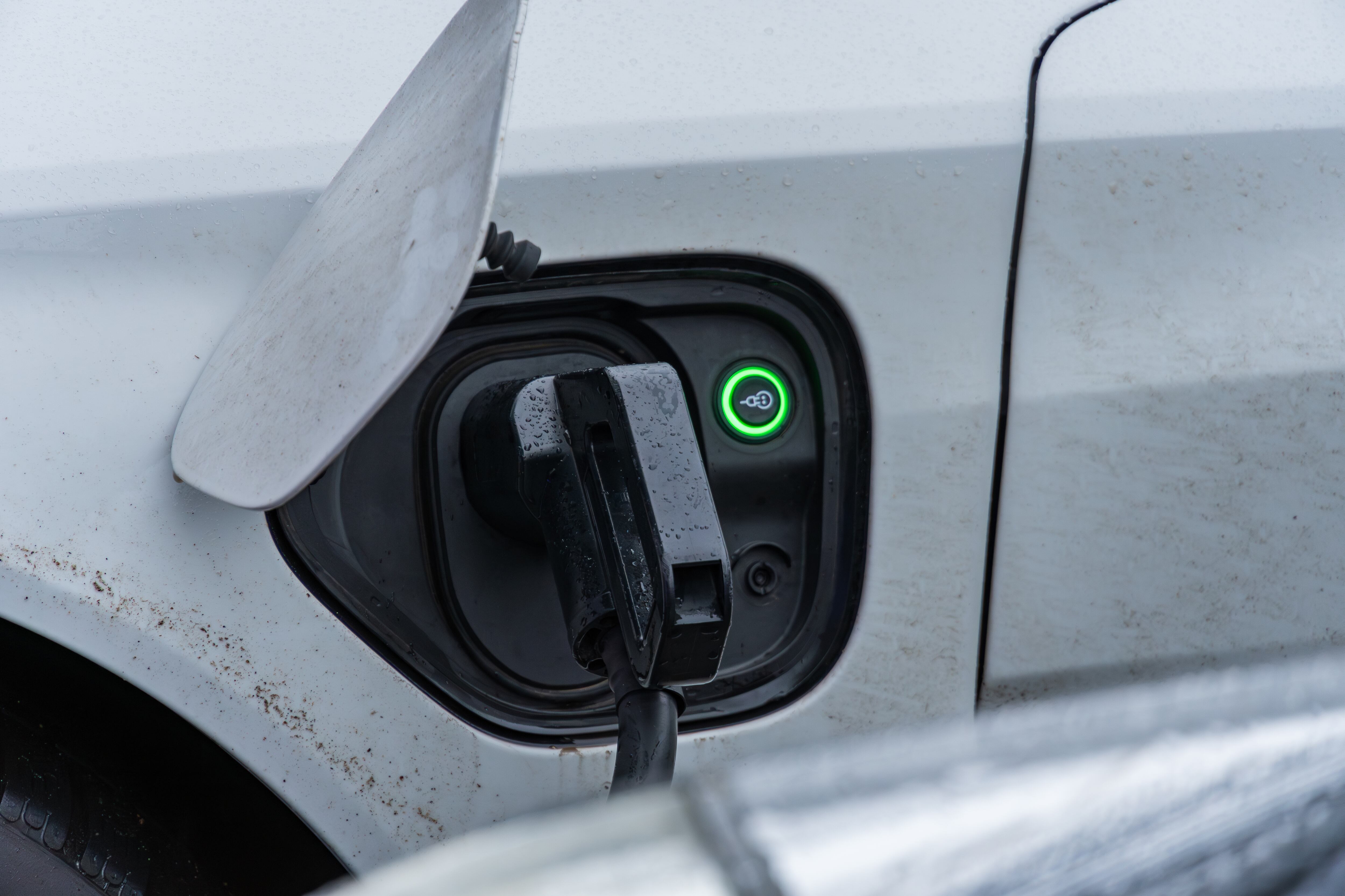 La carga inalámbrica para carros eléctricos es una realidad, pero aún no está masificada.
