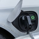 La carga inalámbrica para carros eléctricos es una realidad, pero aún no está masificada.